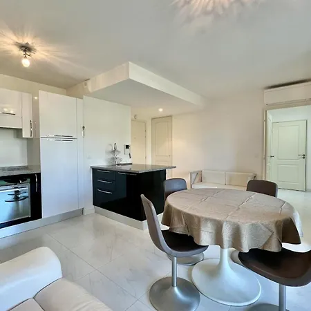 Sublime With Balcony And Swimming Pool Apartment *