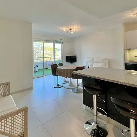 Sublime With Balcony And Swimming Pool * Saint-Raphael (Var)